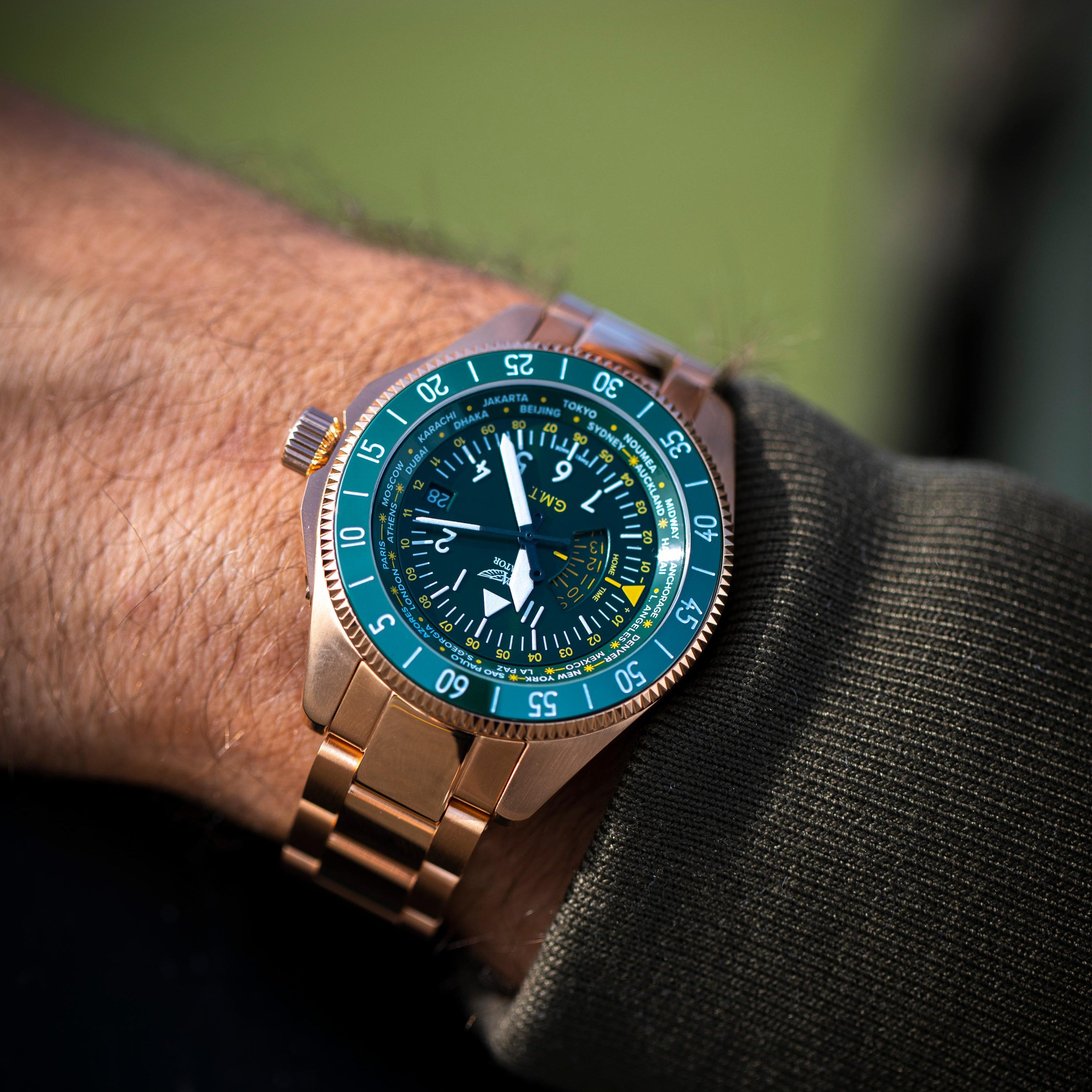 AVIATOR-WATCH--AIRACOBRA-GMT--V.1.37.2.309.5_lifestyle_3.jpg__PID:aa6b5d12-f788-43a4-9eaf-79a80c639998