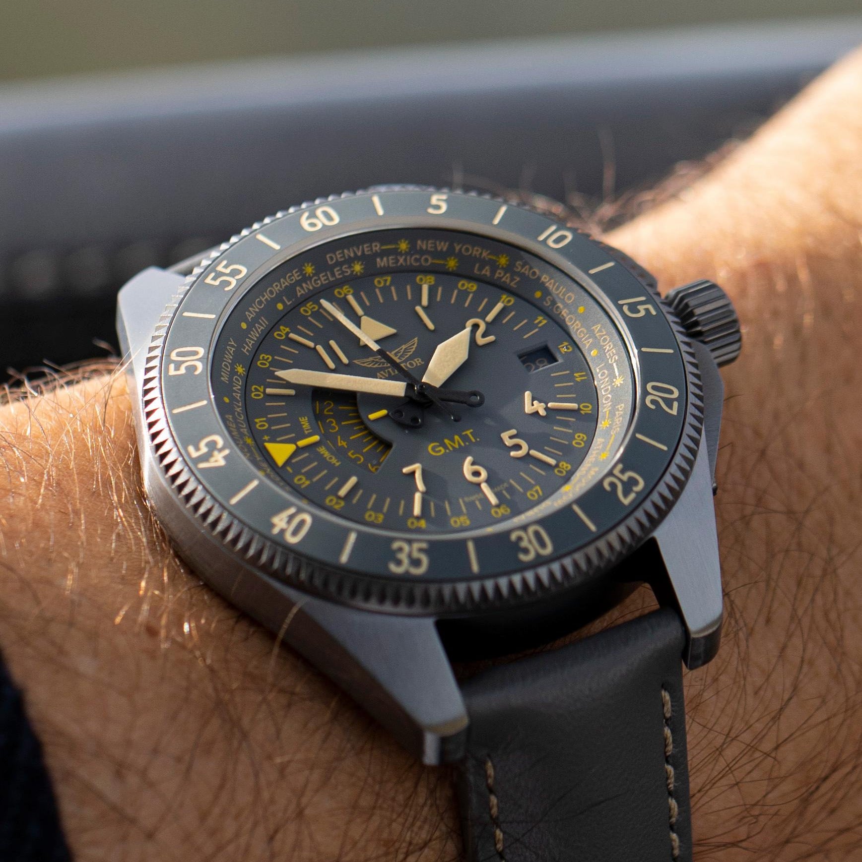 Hodinky AVIATOR SWISS AIRACOBRA GMT V.1.37.7.305.4