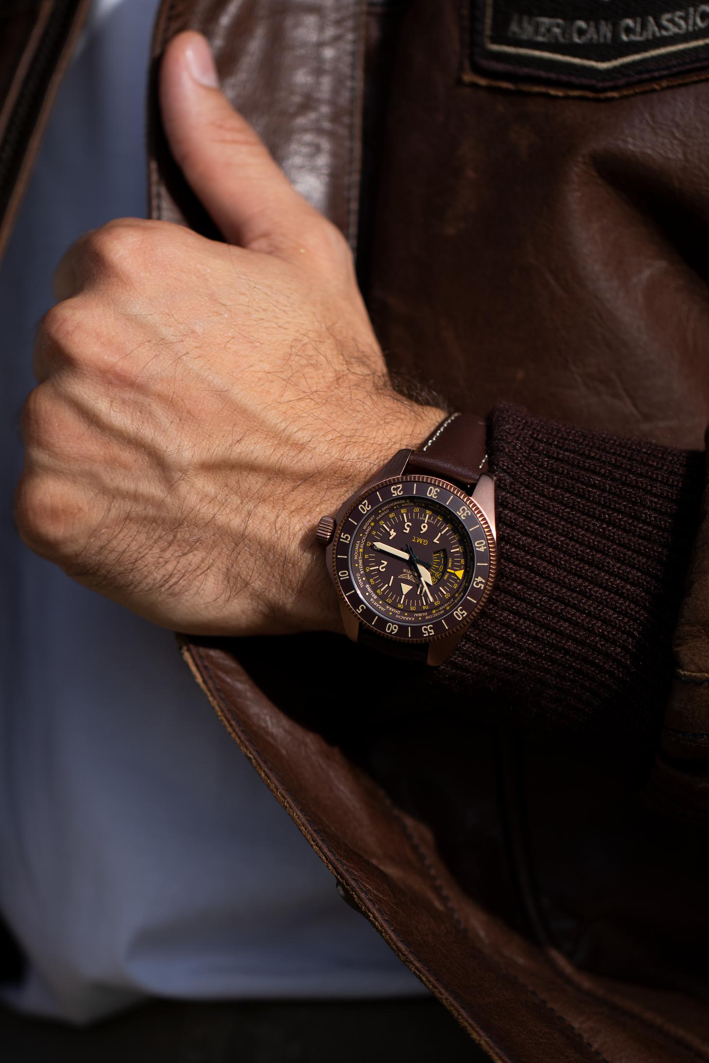 Hodinky AVIATOR SWISS AIRACOBRA GMT V.1.37.8.306.4