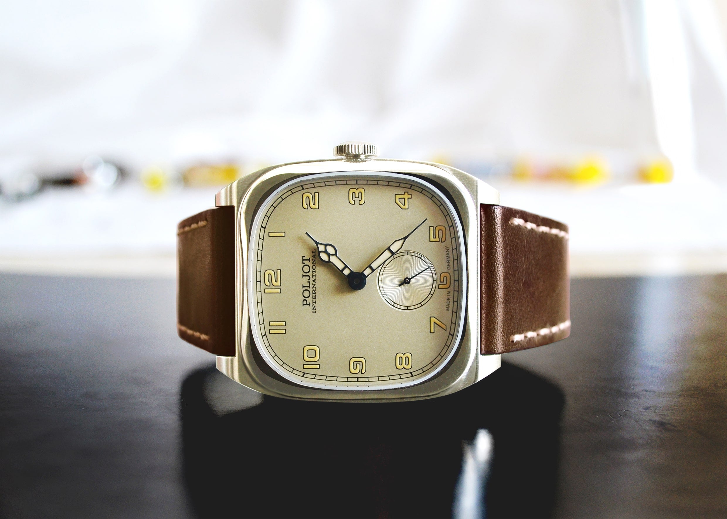 Uhr_gorisontal_braun-Kopie-min.jpg__PID:32f7b306-e8ab-46b4-b528-ecfe1fbff918