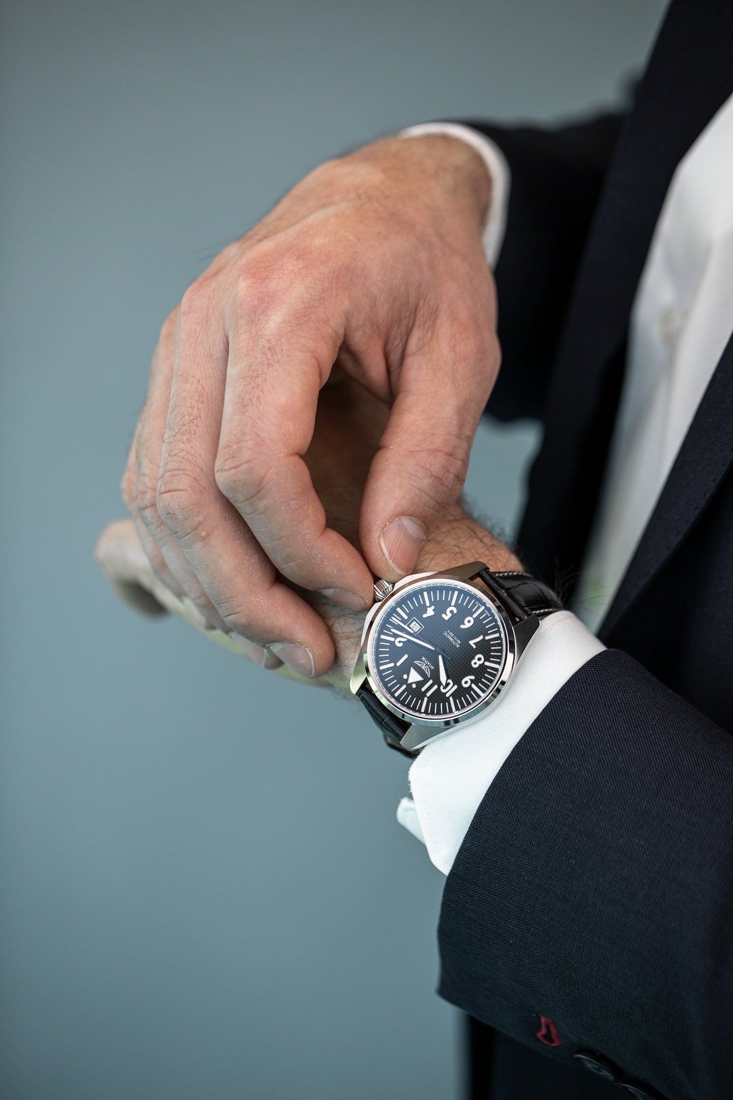 Hodinky AVIATOR SWISS AIRACOBRA 43 AUTO V.3.39.0.333.4