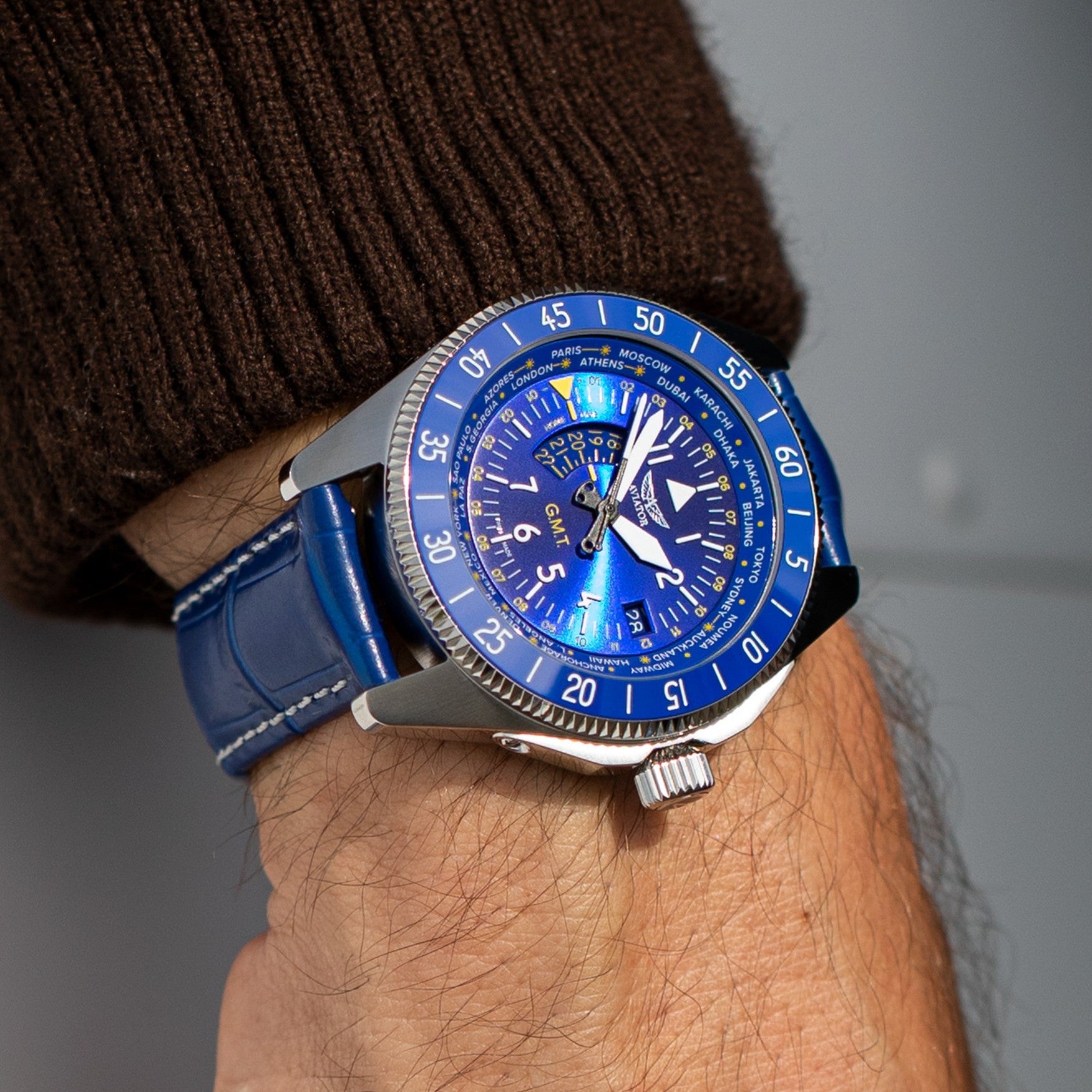 AVIATOR-WATCH--AIRACOBRA-GMT--V.1.37.0.308.4_lifestyle_45_slide.jpg__PID:b2eaab53-4936-4418-b8ce-87696df49c56