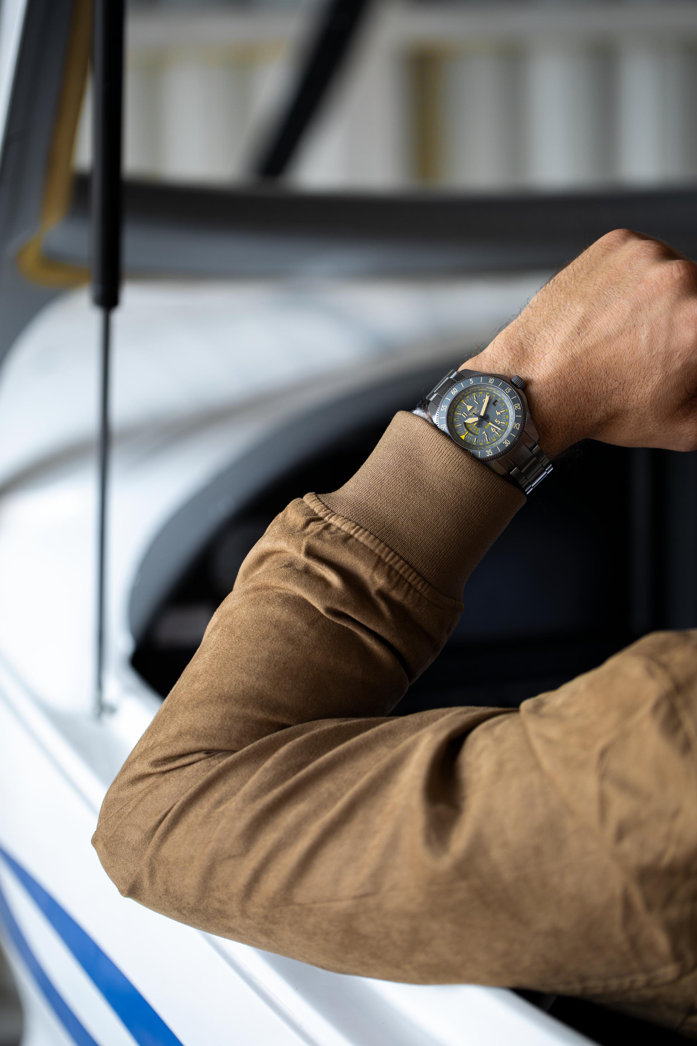 Hodinky AVIATOR SWISS AIRACOBRA GMT V.1.37.7.305.4