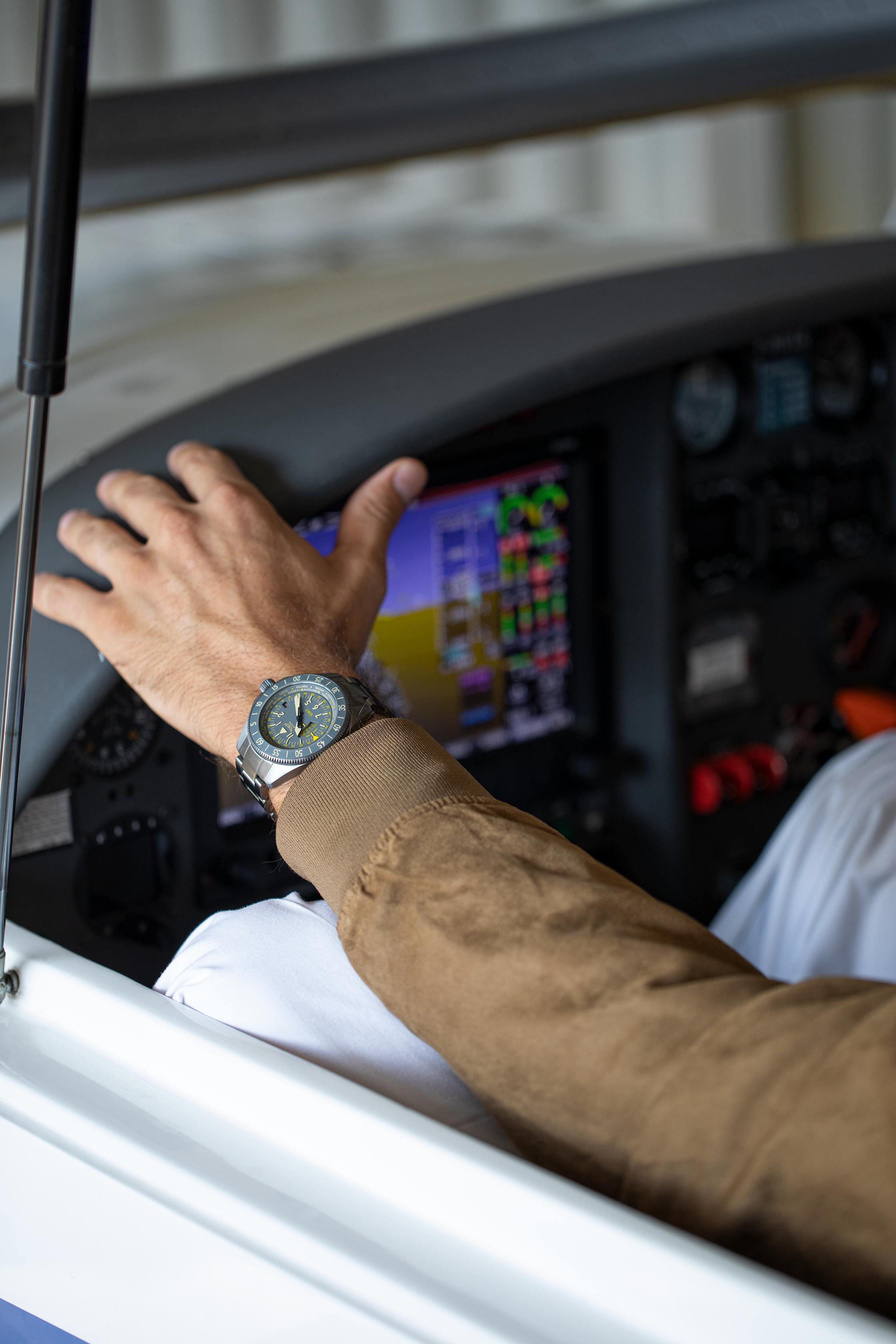 Hodinky AVIATOR SWISS AIRACOBRA GMT V.1.37.7.305.4