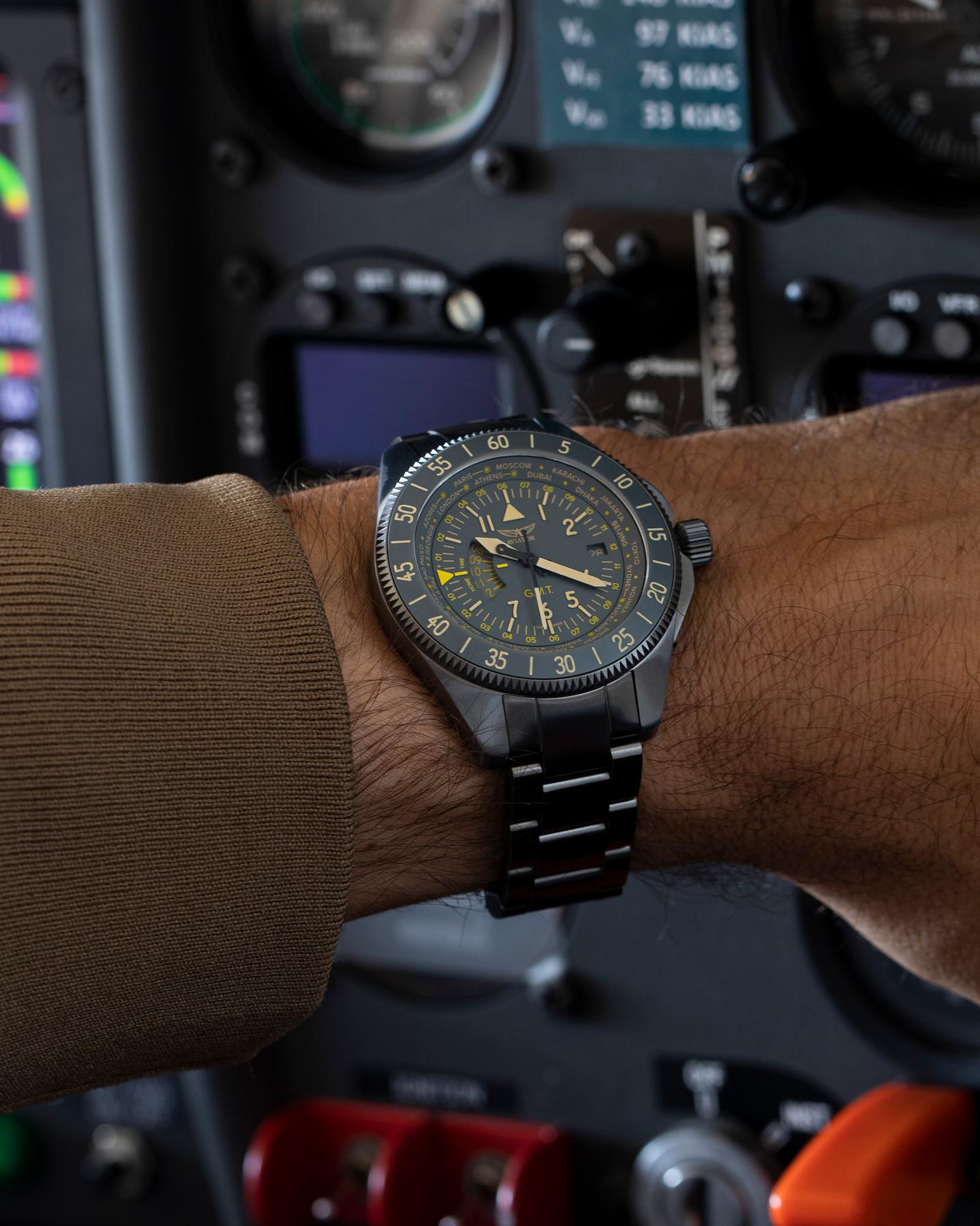 Hodinky AVIATOR SWISS AIRACOBRA GMT V.1.37.7.305.4